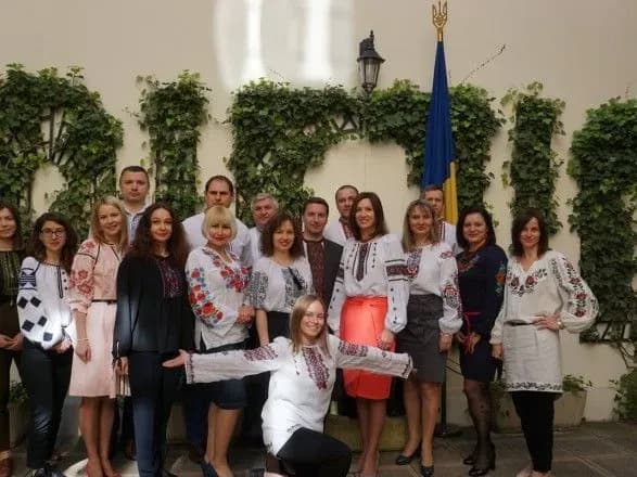 u-frantsiyi-ukrayintsiv-privitali-z-dnem-vishivanki