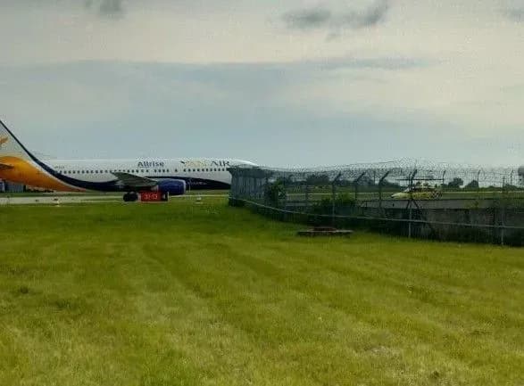 u-lvivskomu-aeroportu-litak-zdiysniv-avariynu-posadku