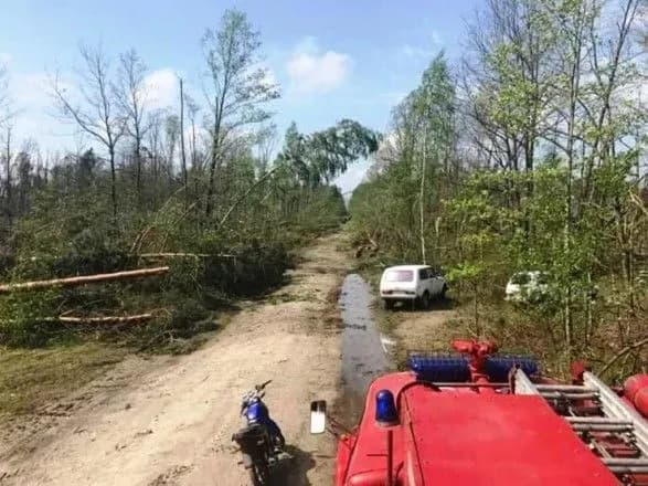 cherez-bureviy-na-zhitomirschini-7-naselenikh-punktiv-uzhe-tri-dni-bez-svitla