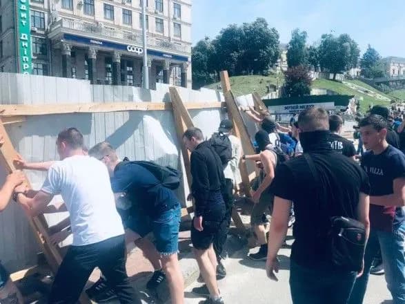 zavazhaye-rozsliduvannyu-vbivstva-nebesnoyi-sotni-aktivisti-znesli-parkan-na-institutskiy