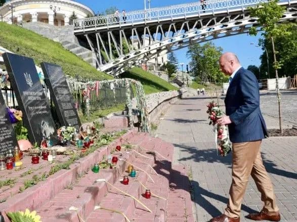 posol-ssha-u-yes-vshanuvav-pamyat-zagiblikh-pid-chas-revolyutsiyi-gidnosti