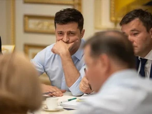 zyavilisya-foto-z-zustrichi-zelenskogo-z-parubiyem-i-liderami-fraktsiy