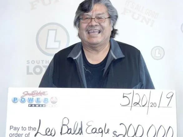 v-ameritsi-kolishniy-listonosha-vigrav-u-lotereyu