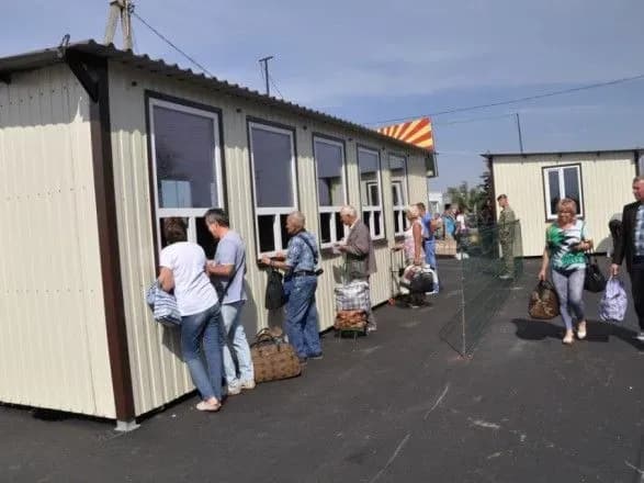 na-donbasi-u-chergakh-na-kpvv-zastryagli-ponad-200-avtomobiliv-1