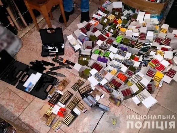 vikrito-pidpilniy-magazin-z-arsenalom-zbroyi-i-tisyachami-patroniv