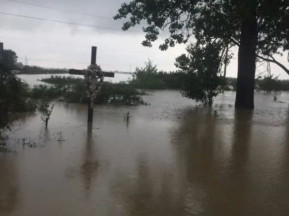 stanom-na-ranok-na-zakarpatti-cherez-pidtoplennya-poshkodzheni-desyatki-budinkiv-zruynovano-mist-ta-znikla-ditina
