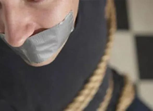 cholovika-vikrali-i-trimali-u-garazhi-vimagayuchi-groshi