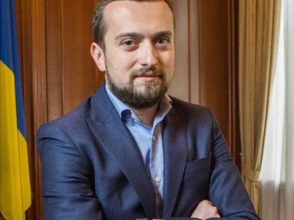 sluzhbu-protokolu-v-ap-zelenskogo-kontrolyuye-30-richniy-pr-nik