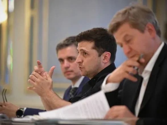 zelenskiy-v-ukrayini-dvi-viyni-z-rf-i-koruptsiyeyu