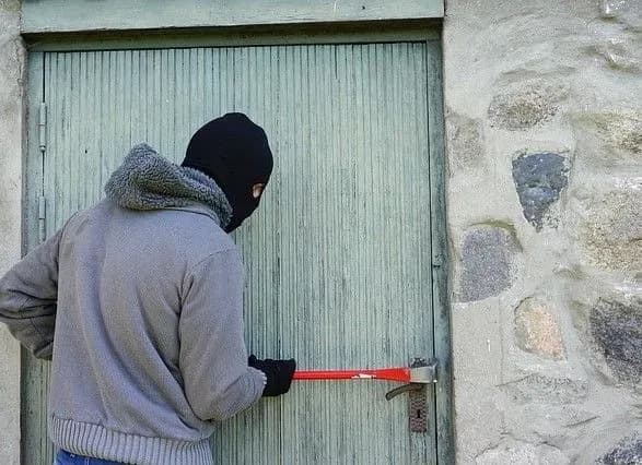 kradiy-pronik-u-stolichniy-khram-i-khovavsya-tam-za-kolonoyu