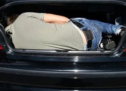 choloviki-vikrali-avtomobil-razom-iz-yogo-vlasnikom