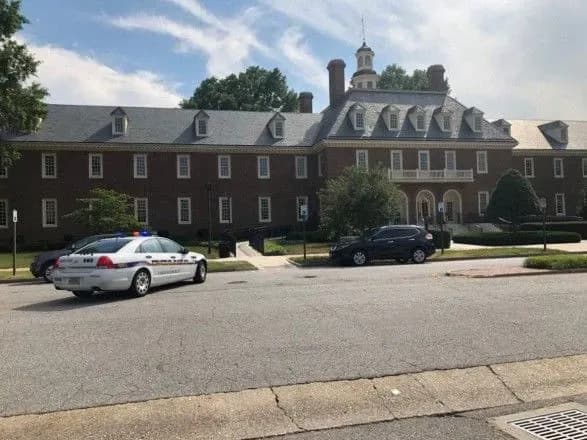 pid-chas-strilyanini-v-munitsipalnomu-tsentri-v-virdzhiniyi-zaginuli-11-lyudey