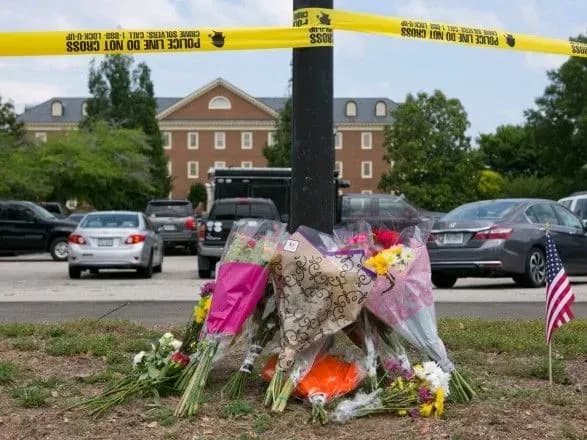 tramp-nakazav-prispustiti-prapori-v-pamyat-pro-zagiblikh-pid-chas-strilyanini-u-virdzhiniyi