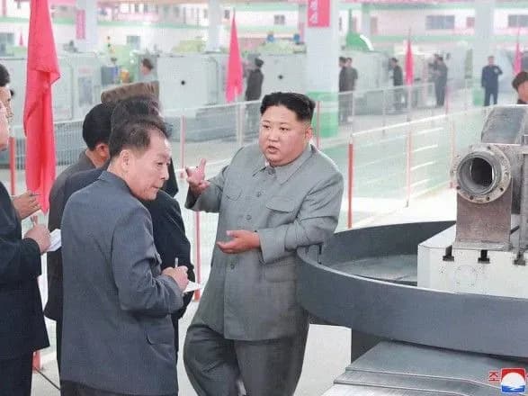 kim-chen-in-zdiysniv-oglyad-visokotochnikh-verstativ-na-mashinobudivnomu-zavodi