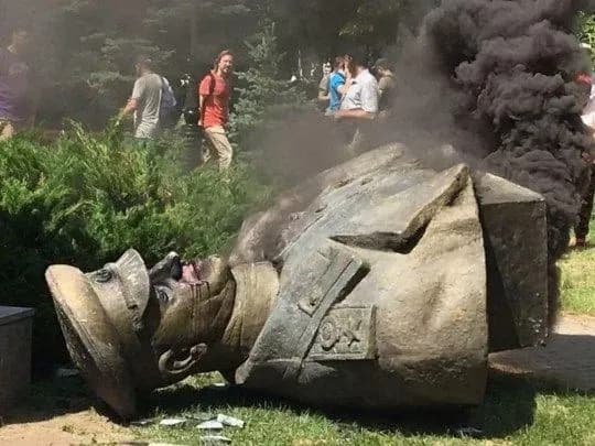 u-prezidenta-prokomentuvali-znesennya-pamyatnika-zhukovu-v-kharkovi