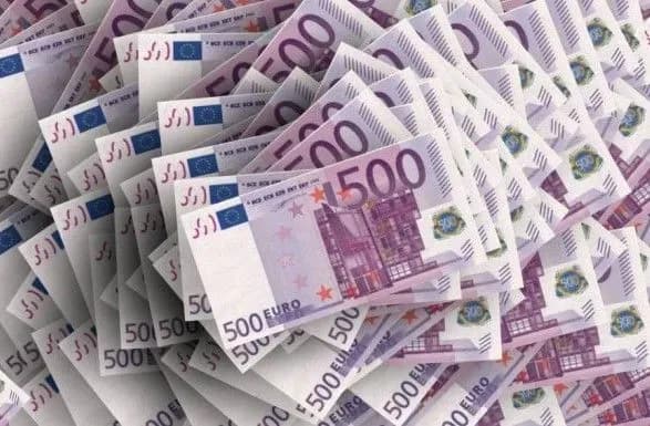 zmi-z-nezadeklarovanoyu-gotivkoyu-u-latviyi-popavsya-povyazaniy-z-ukrayinoyu-bankir