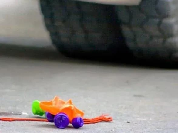 u-rivnomu-nemovlya-zaginulo-pid-kolesami-avto