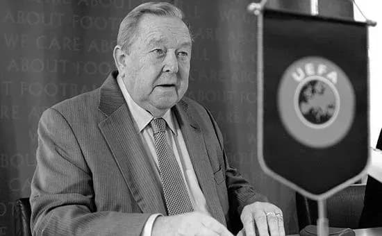 pomer-eks-prezident-uyefa-pavelko-visloviv-spivchuttya