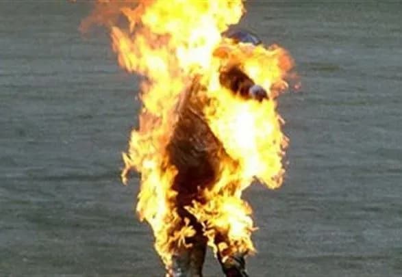 v-uzhgorodi-cholovik-vchiniv-samopidpal-rozsliduyut-dovedennya-do-samogubstva