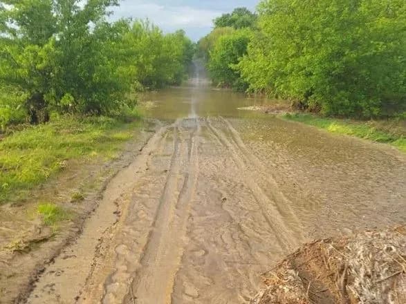 na-vinnichini-obmezhili-rukh-cherez-pidtoplenu-dorogu