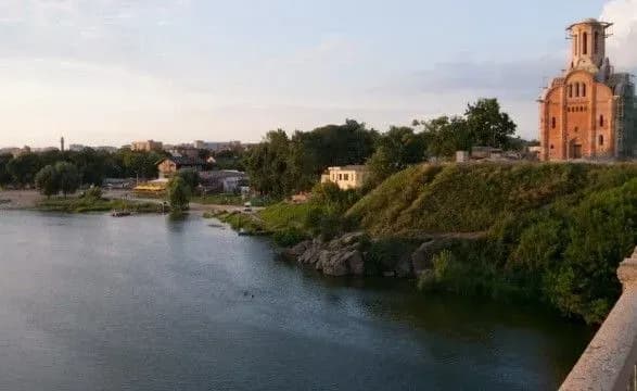 zhiteli-baseynu-richki-ros-perebuvayut-u-tsilkovitiy-bezpetsi-gidrometeorolog