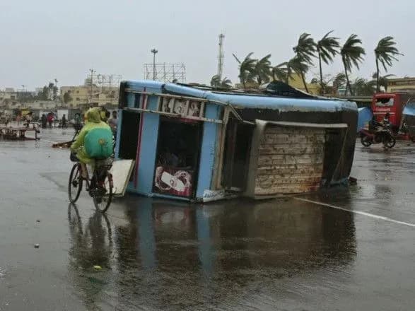 cherez-tropichniy-tsiklon-v-indiyi-ekstreno-evakuyuyut-300-tisyach-osib