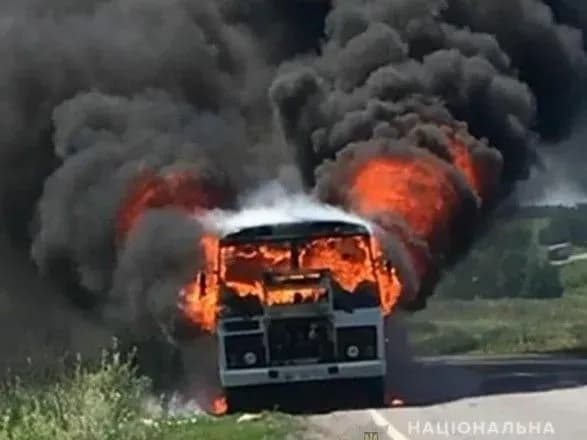 na-poltavschini-na-khodu-zagorivsya-avtobus-z-passazhirami
