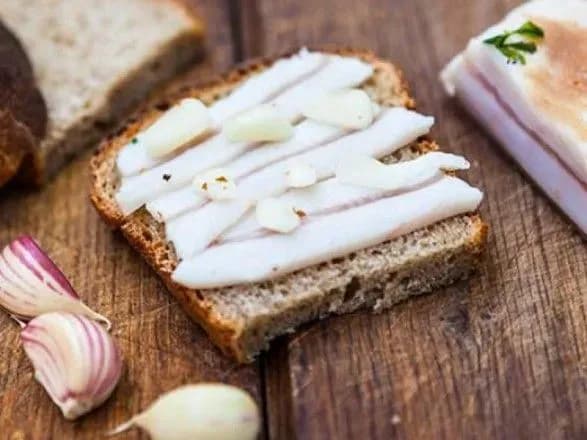 v-ukrayini-podorozhchav-buterbrod-iz-salom-ta-chasnikom