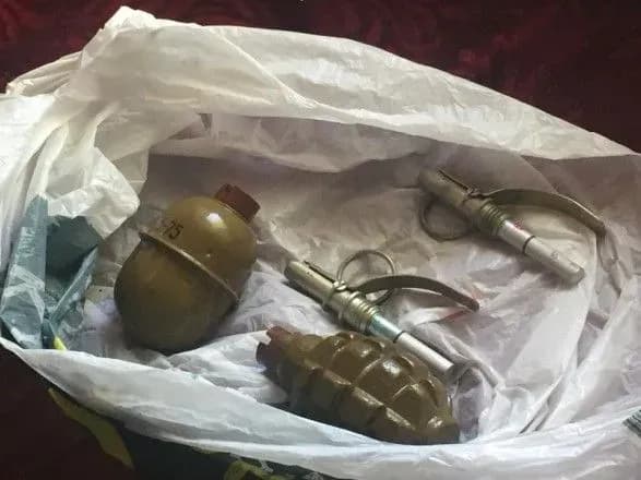 na-dnipropetrovschini-u-cholovika-politsiya-viluchila-granatomet-ta-dvi-granati-z-zapalami