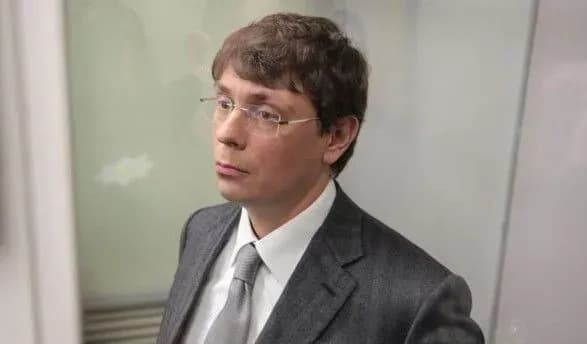 politolog-pro-koruptsiyu-v-energetitsi-kryuchkov-ne-svidchit-proti-brativ-surkisiv-bo-boyitsya-za-sebe