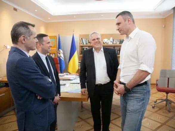 klichko-pidpisav-memorandum-z-frantsuzkoyu-veolia-pro-spivpratsyu-v-galuzi-pereroblennya-vidkhodiv