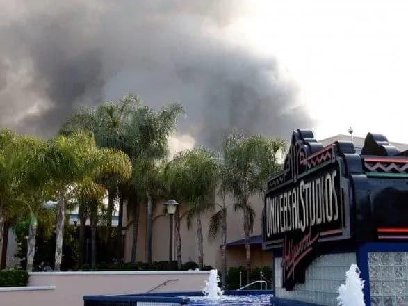 muzikanti-podali-do-universal-pozov-na-100-milyoniv-dolariv-cherez-pozhezhu-scho-znischila-yikh-zapisi