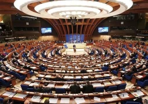 u-rosiyi-oburilisya-cherez-bukleti-proti-propagandi-v-parye