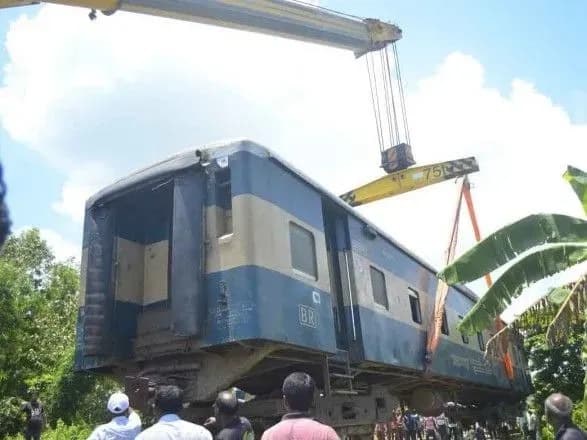 poyizd-ziyshov-z-reyok-na-mostu-v-bangladesh-pyatero-zagiblikh