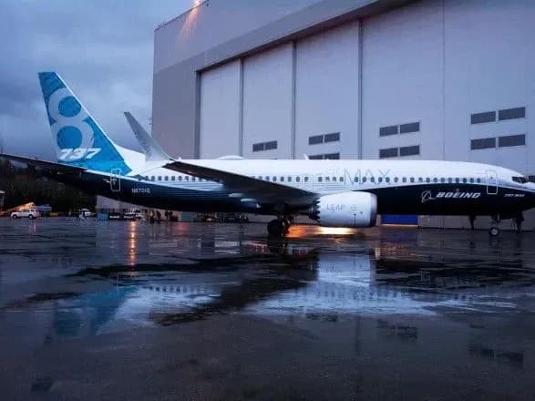 boeing-rozmistiv-737-max-yaki-ne-buli-prodani-na-parkovtsi-dlya-mashin-spivrobitnikiv