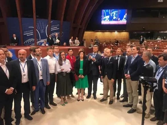 protest-u-parye-sim-delegatsiy-ogolosili-zayavu-cherez-povernennya-rf