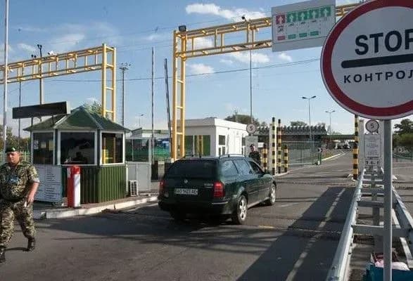 cherez-kpp-namagalisya-provesti-parfumeriyu-zvaryuvalniy-aparat-ta-tyutyun-dlya-kalyanu