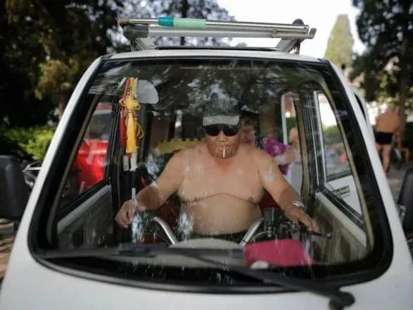 v-odnomu-z-regioniv-kitayu-zaboronili-gulyati-z-golim-torsom