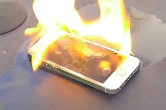 litak-ekstreno-siv-u-bostoni-cherez-zagoryannya-akumulyatora-telefonu-na-bortu