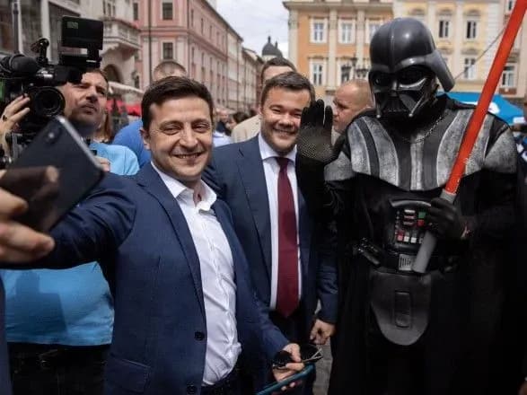 zelenskiy-podilivsya-foto-z-progulyanki-lvovom