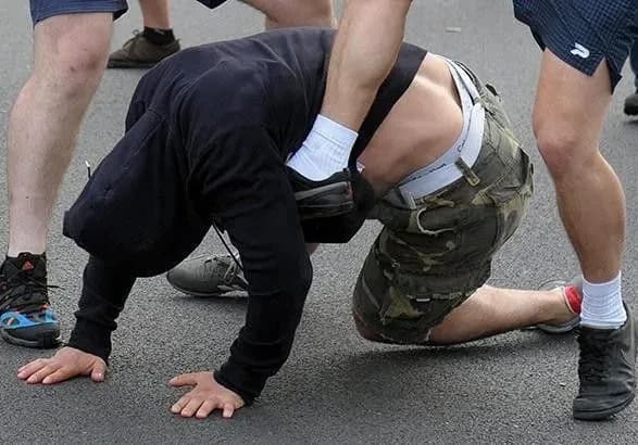 na-lvivschini-troye-molodikiv-pobili-pidlitka-cherez-iphone