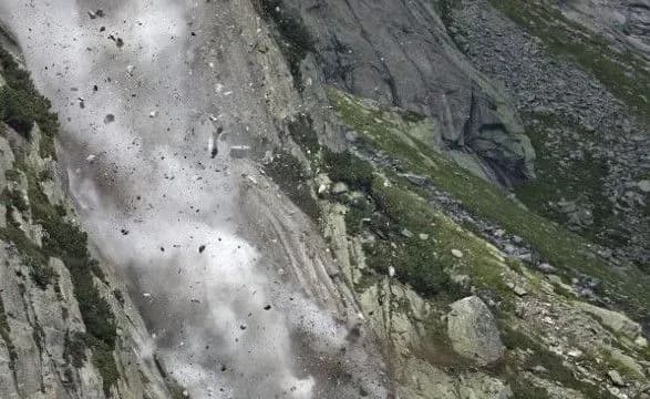 u-virmeniyi-cherez-kamenepad-na-trasi-zaginuli-dvoye-lyudey