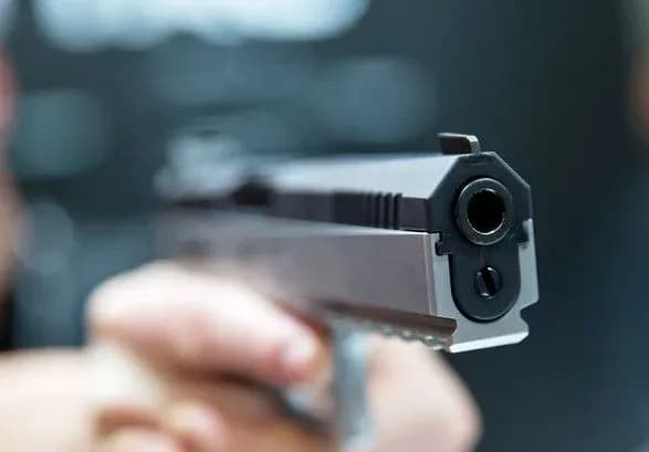 cholovik-pogrozhuvav-zbroyeyu-perekhozhim-na-zupintsi