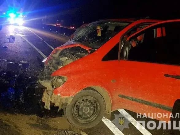 na-bukovini-zitknulis-dva-mikroavtobusi-postrazhdalo-visim-osib