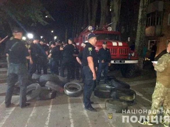 na-ovk-u-donetskiy-oblasti-rozpochalisya-protesti-cherez-porushennya-viborchogo-protsesu