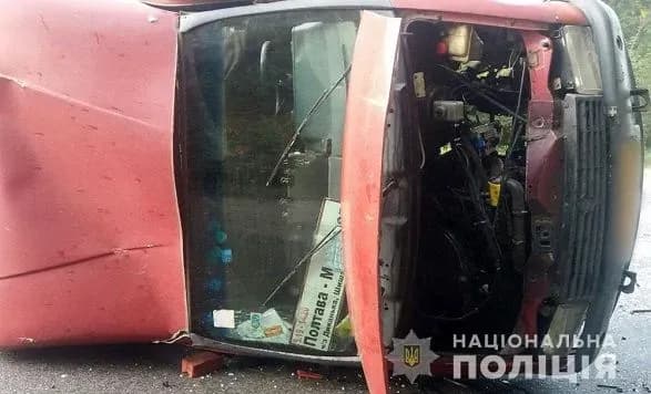 poblizu-dikanki-perekinulasya-marshrutka-z-lyudmi