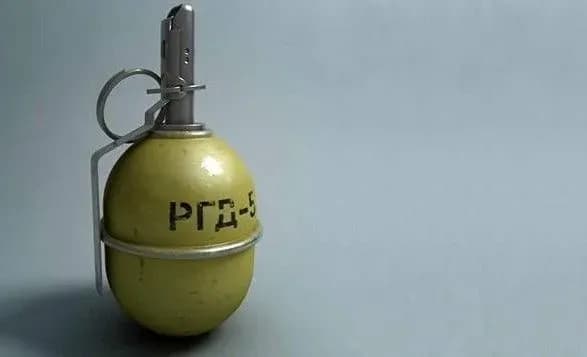 na-dnipropetrovschini-v-avtomobil-kinuli-granatu