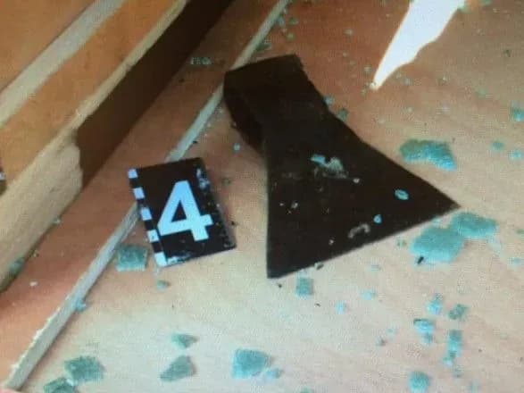 na-kiyivschini-cholovik-kidavsya-na-lyudey-iz-sokiroyu-i-poshkodiv-dekilka-avto