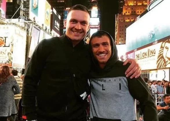 usik-pro-sparing-z-lomachenkom-namagayeshsya-vdariti-a-yogo-vzhe-nemaye-na-mistsi