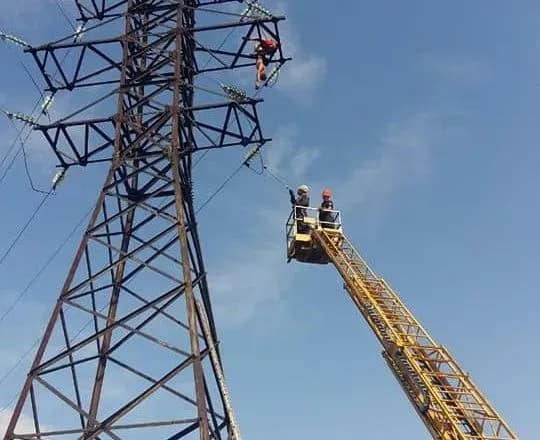 pidlitki-zaradi-selfi-zalizli-na-elektrooporu-odnogo-z-nikh-vrazilo-strumom